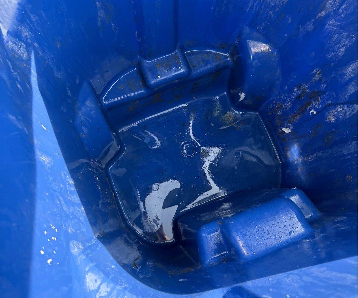 the same garage can, very clean