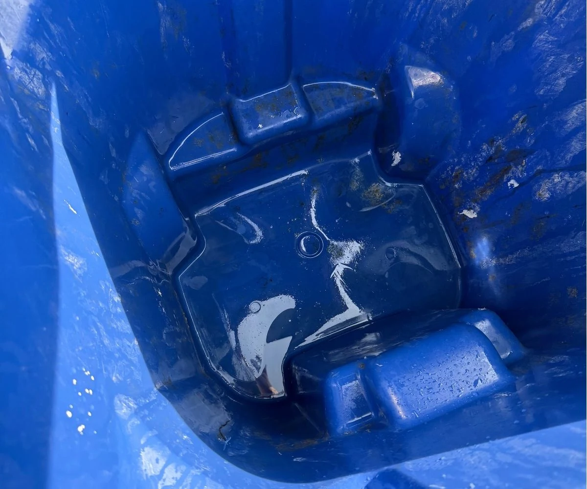 the same garage can, very clean