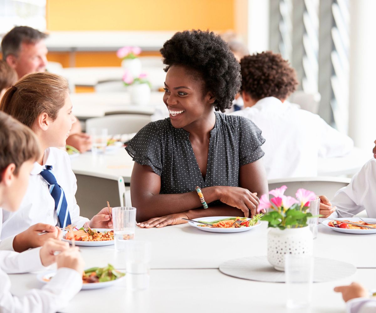 principal eating lunch with students