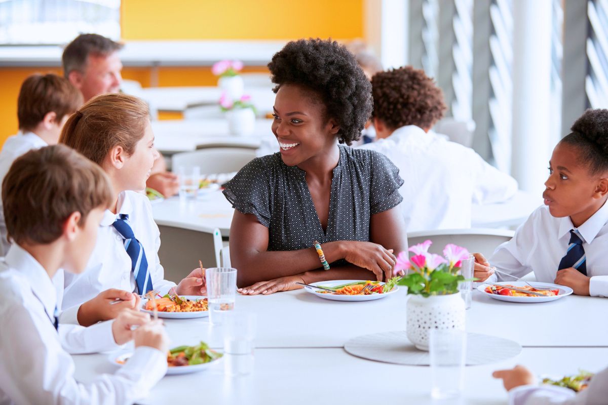 principal eating lunch with a classroom of students